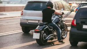 Οδήγηση μηχανής με δίπλωμα αυτοκινήτου: Τι ισχύει;